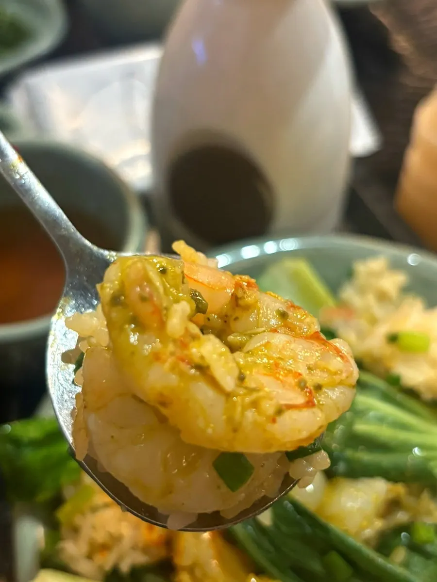 搭配生菠菜與青江菜的龍蝦蝦鍋飯