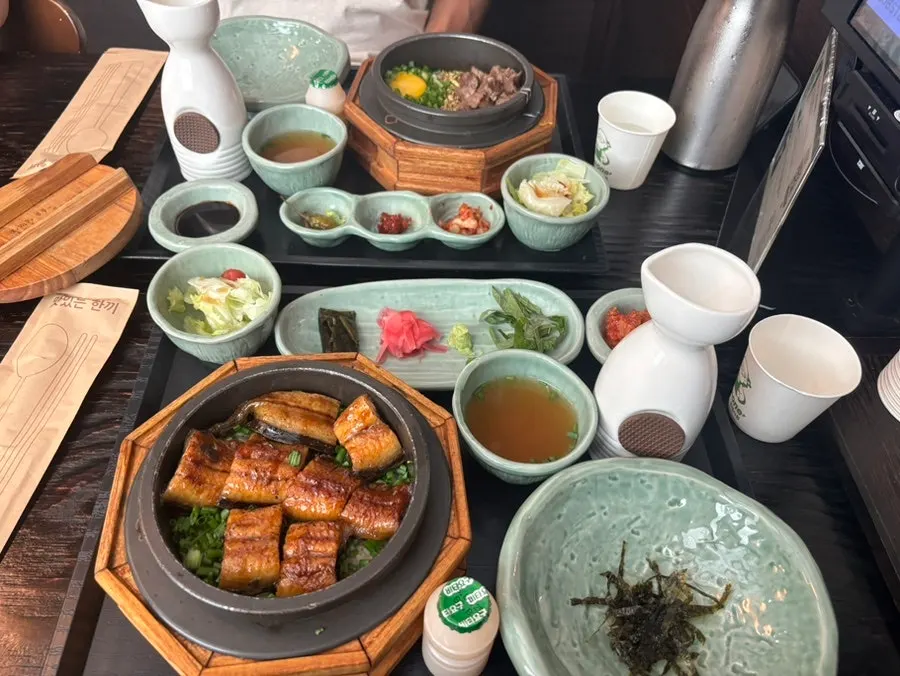 Table set with the ordered freshwater eel pot rice and steak pot rice