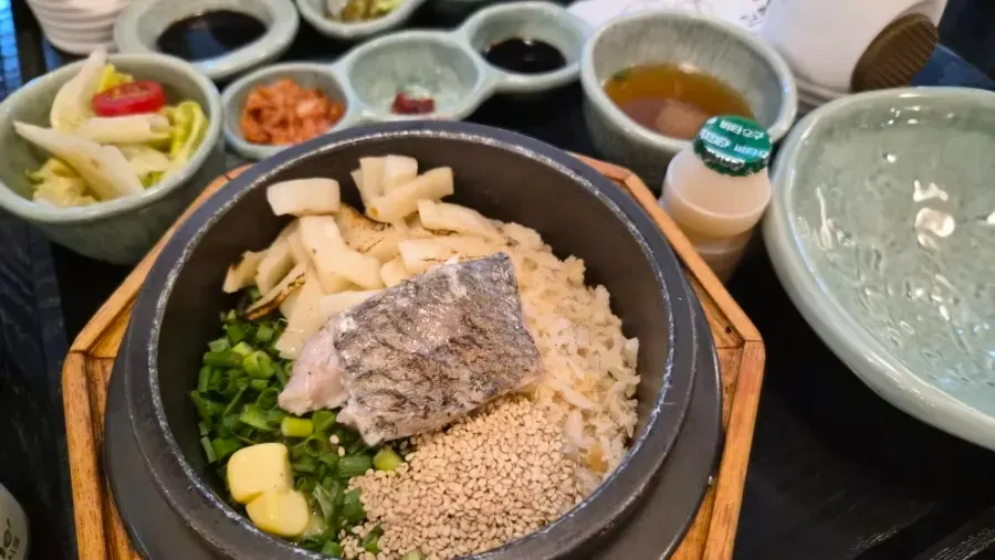 솔솥 상암점 저녁 식사 테이블