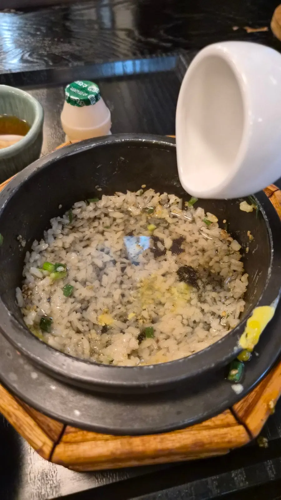 솥밥 덜고 물 부어 만든 숭늉