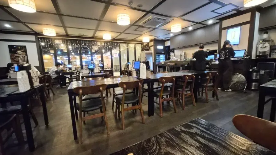 테이블 간격이 넓은 솔솥 상암점 매장 내부