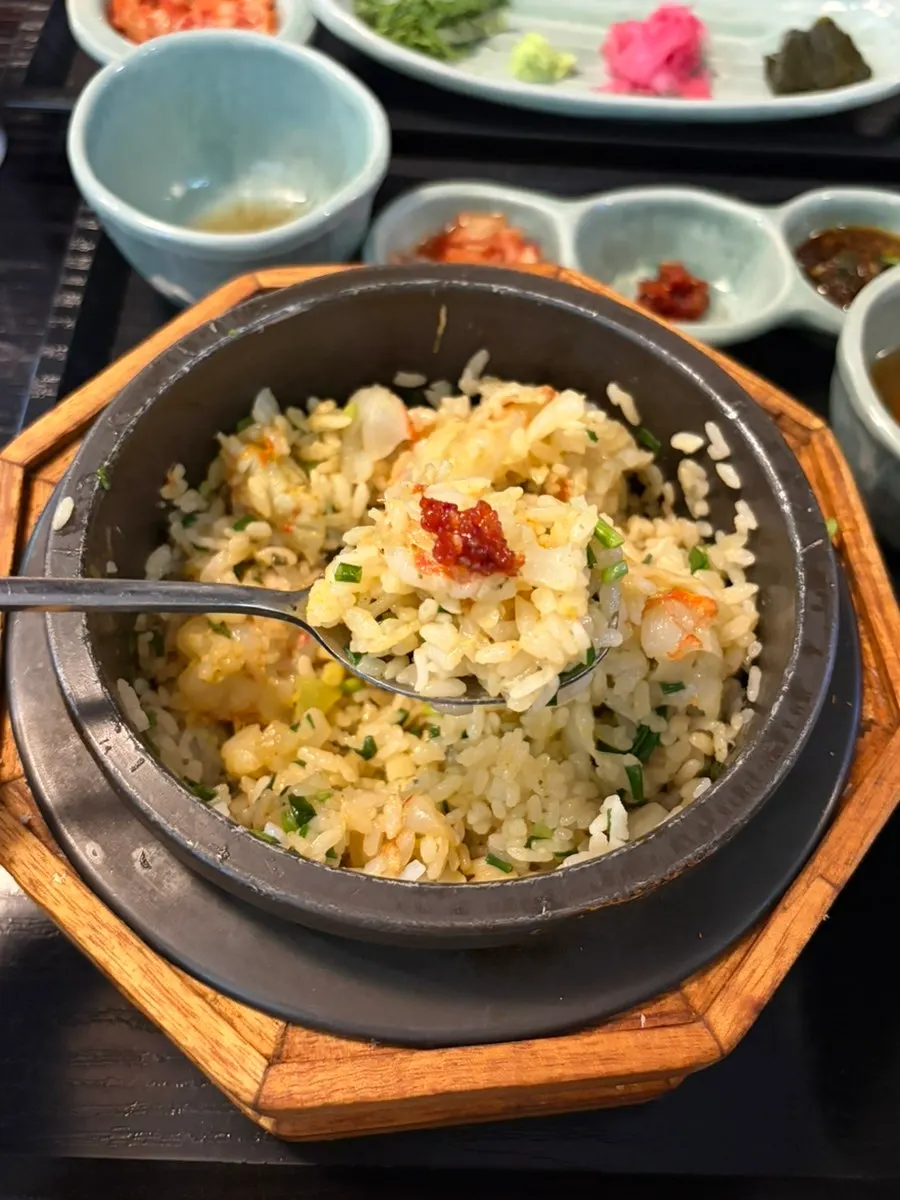 내장 소스에 버무린 랍스터 새우와 청경채