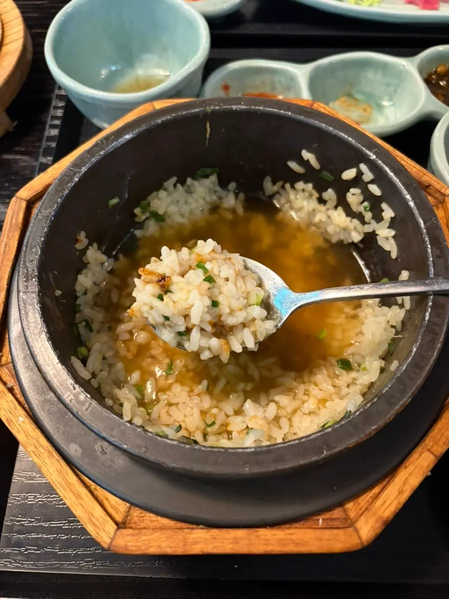 육수를 부어 만든 솥밥 누룽지