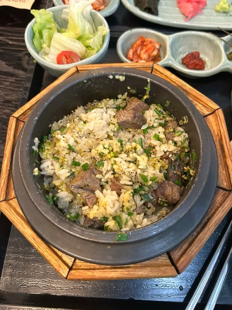 Steak pot rice piled with steak slices