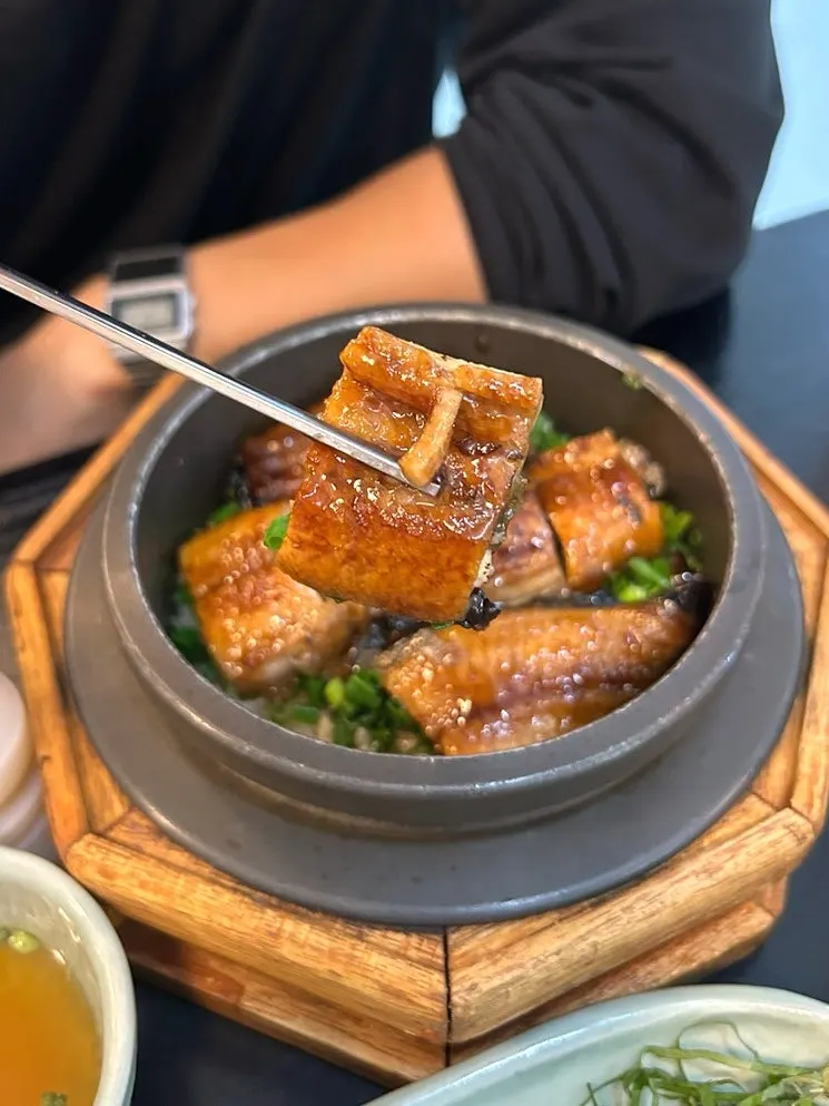 Steak pot rice served with kimchi and jeotgal