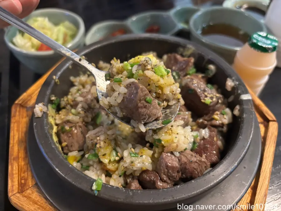 노른자를 터뜨려 비빈 스테이크 솥밥