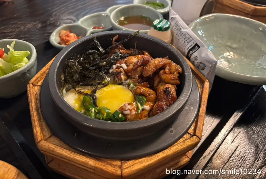 담백한 간의 솥밥 한 그릇