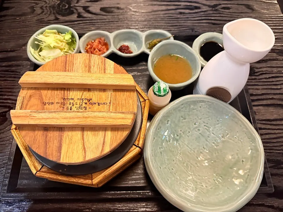 스테이크 솥밥과 함께 나온 밑반찬 한 상