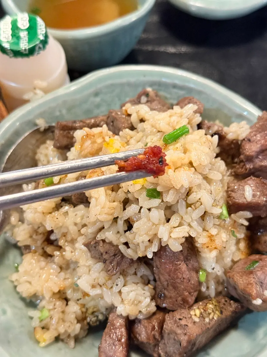 남은 밥이 담긴 솥과 특제 육수