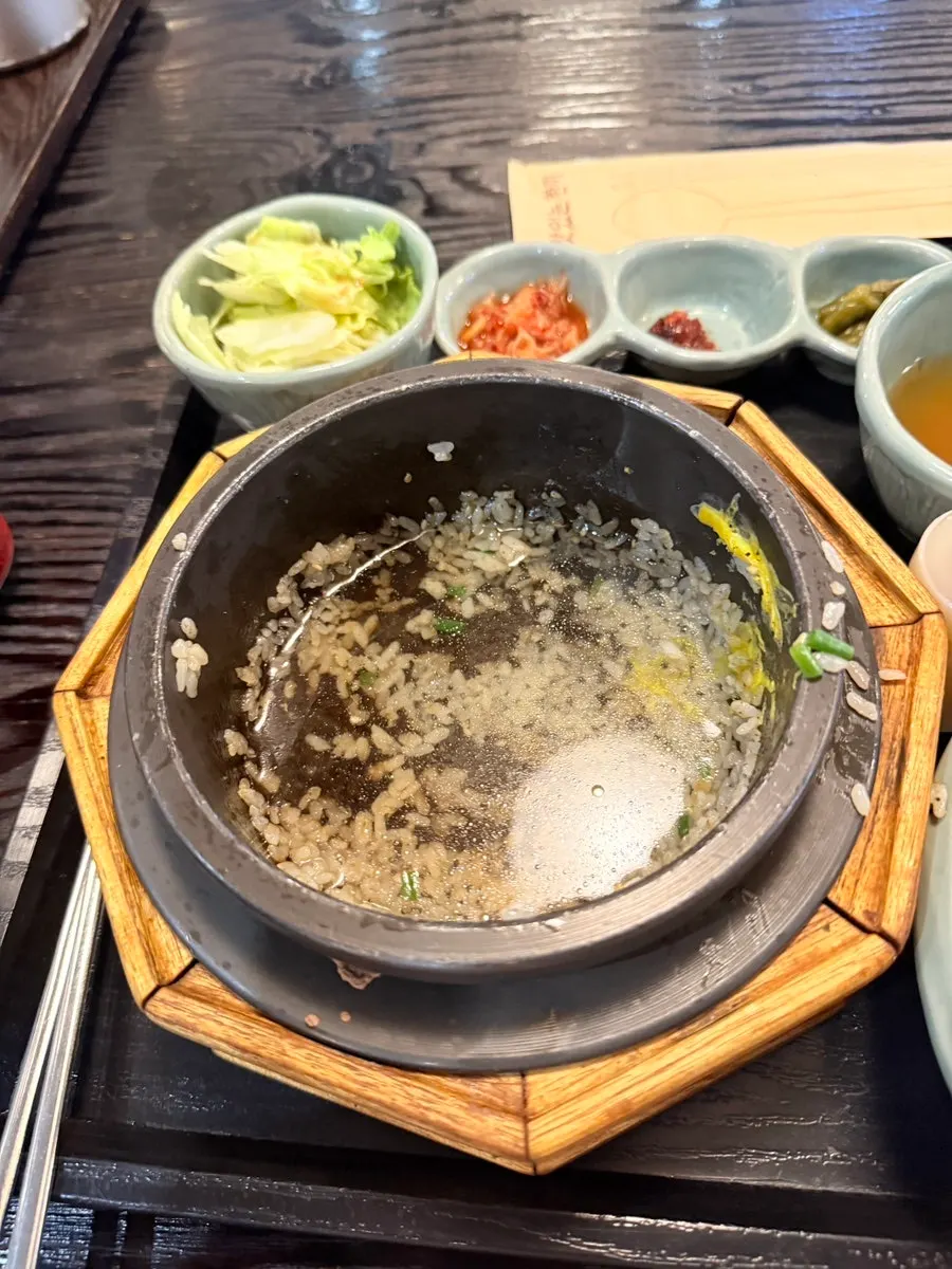 특제 육수를 부어 완성한 누룽지