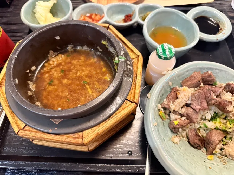 깨끗하게 비운 솥밥 그릇과 반찬 접시