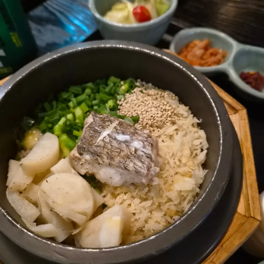 Pot rice lid with a written phrase on it
