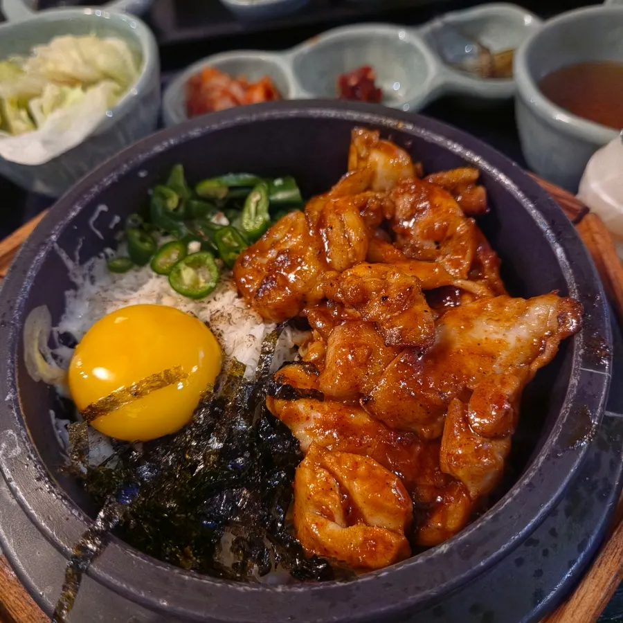 Cheese dakgalbi pot rice topped with cheese and chicken