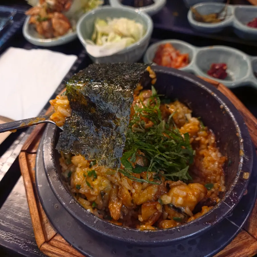 Glossy dakgalbi pot rice after being mixed together