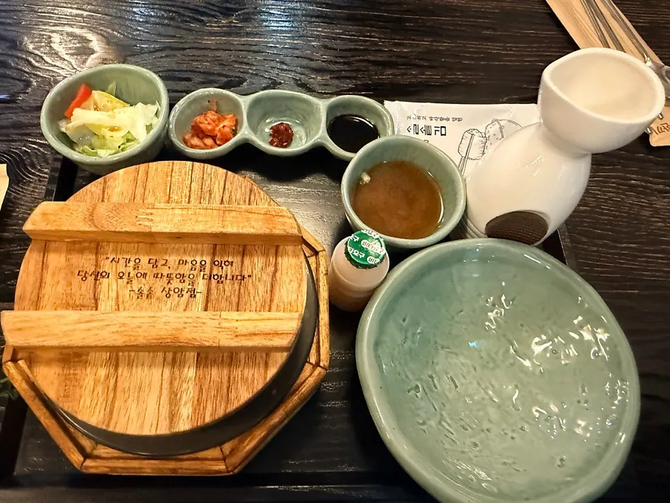 넓은 테이블에 차려진 솔솥 한상