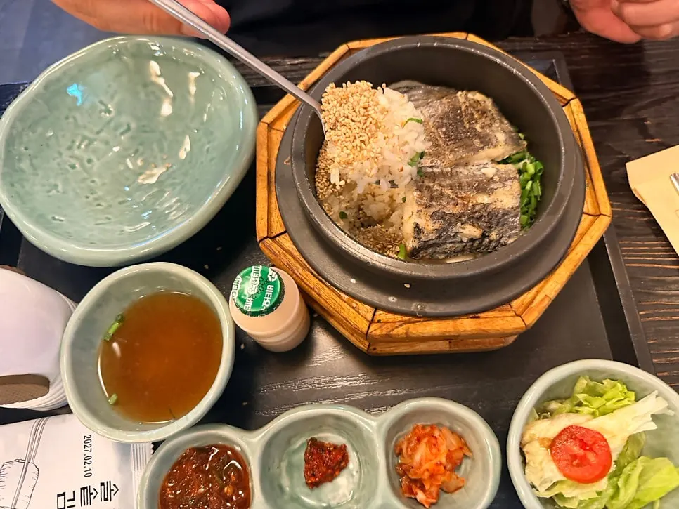 버터와 관자가 섞인 도미관자 솥밥 클로즈업