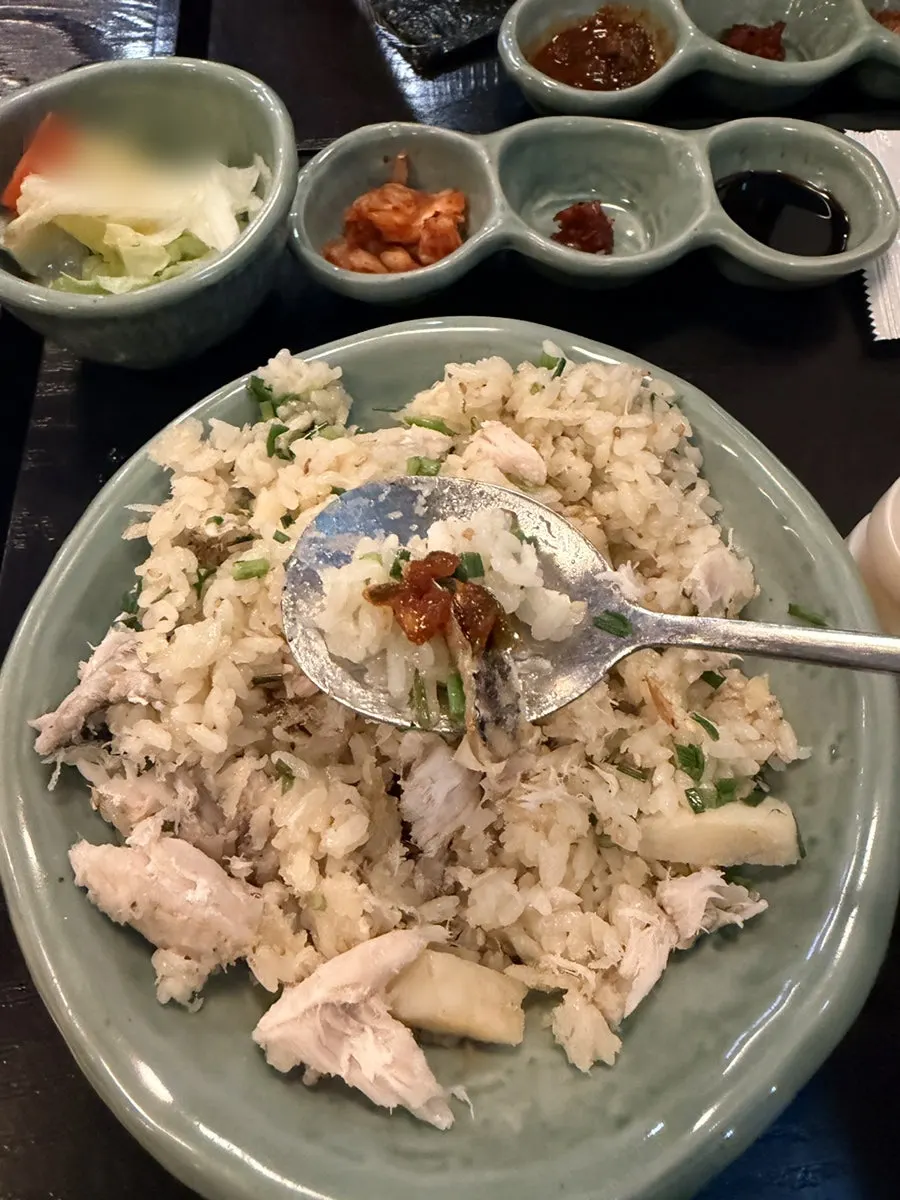 솥밥을 공기에 덜어 담은 모습