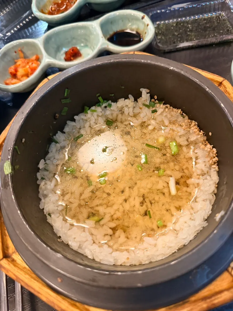 육수를 부은 솥 누룽지