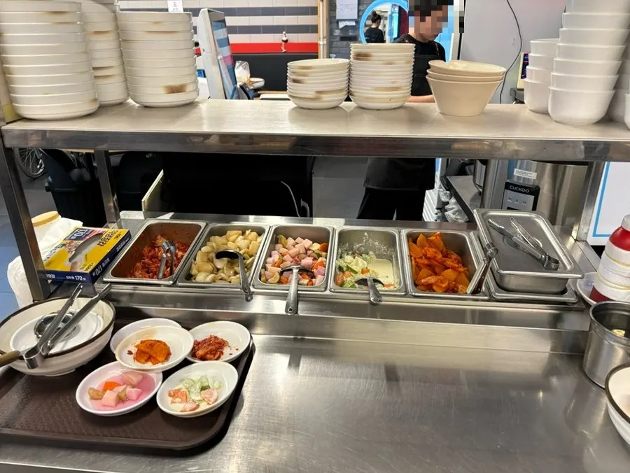 테이블 간격이 넉넉한 솥뚜레 닭도리탕 내부