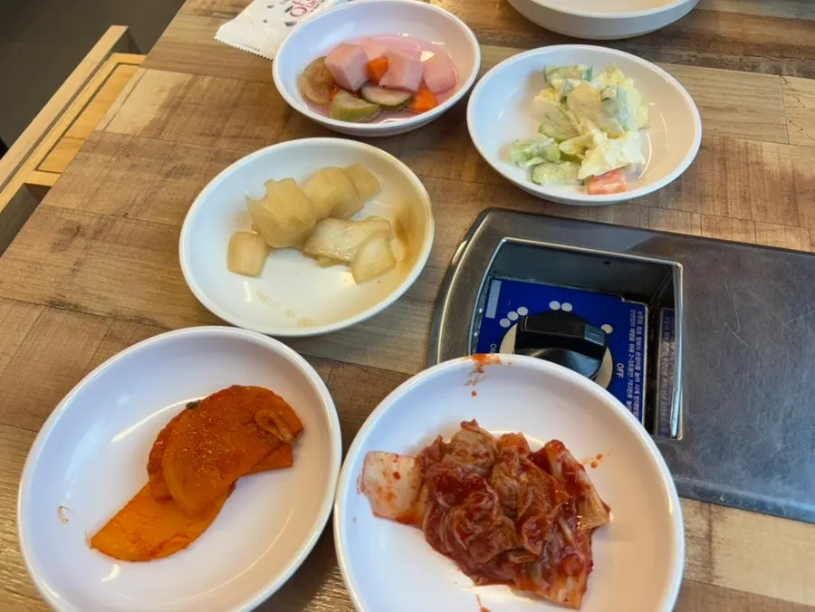 김치와 단무지 등 기본 밑반찬 상차림