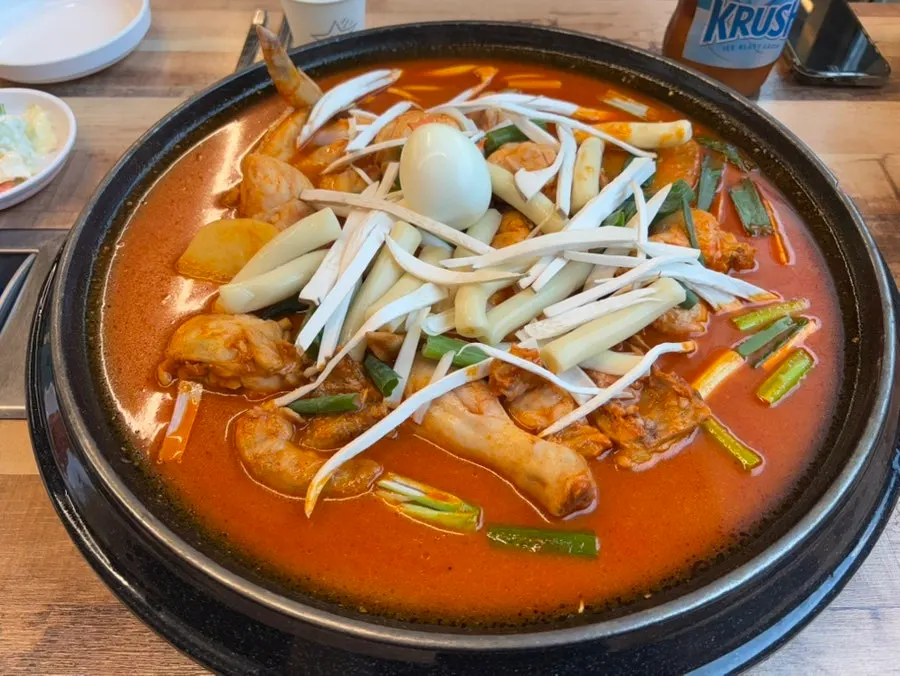 솥에 담겨 나온 한마리 닭도리탕