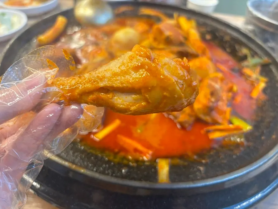 닭고기와 떡, 채소가 가득한 닭도리탕 솥