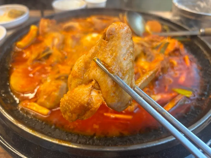 끓고 있는 매콤한 닭도리탕 국물