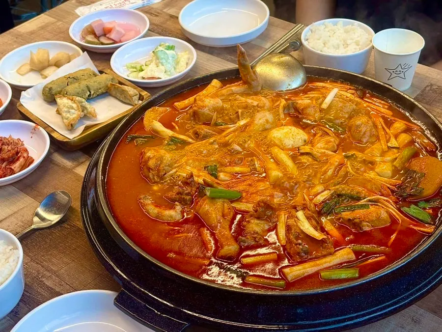 약불에 졸여 양념이 배어든 닭도리탕