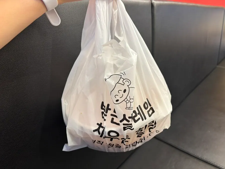 바삭하게 튀겨진 납작만두와 닭도리탕 국물