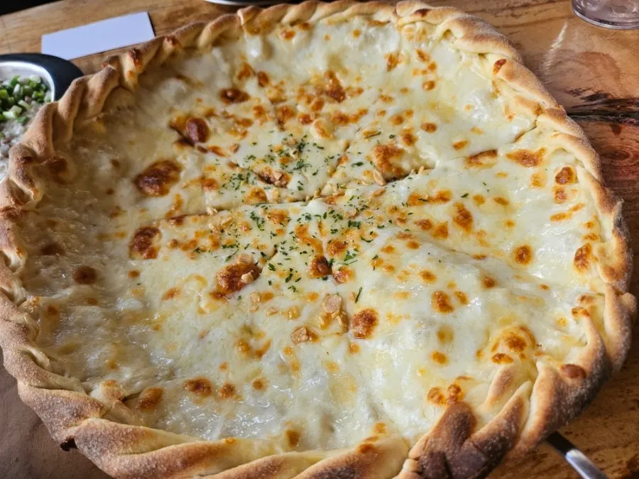 Gorgonzola pizza with a braided crust
