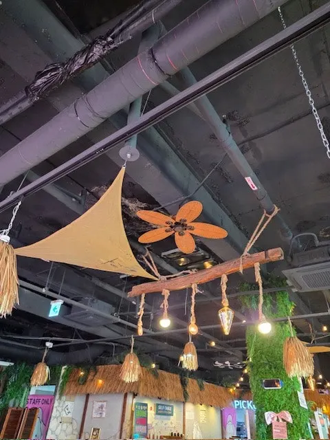 주말 낮 햇살이 드는 루프탑 좌석