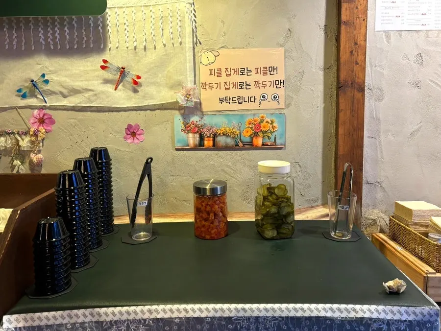 깔끔하게 정돈된 셀프바 구성