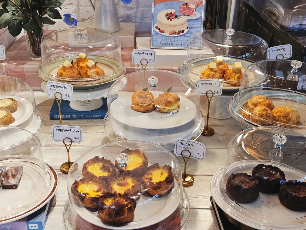 Drinks and desserts on a table at Something About Coffee near Sinnonhyeon Station