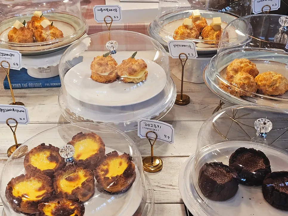 Black sesame fig cheesecake and choco pudding cookie at Something About Coffee