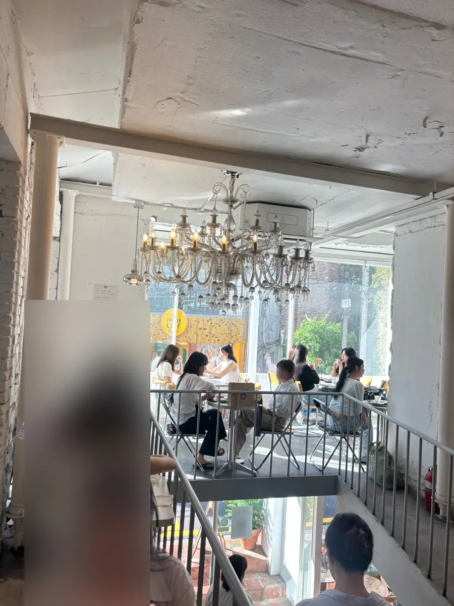 改造された建物内部のカフェ空間