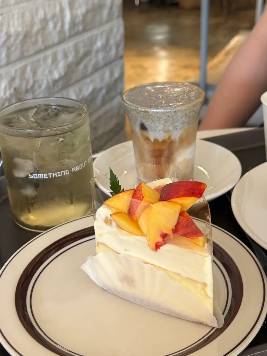 3階の席に置かれた飲み物とデザート