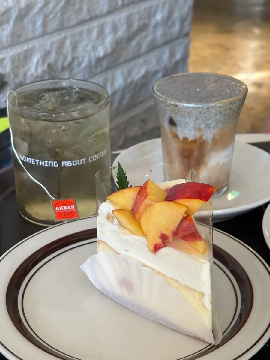 桃のケーキ一切れ