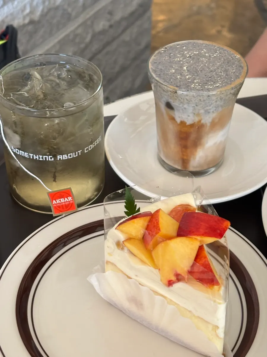 フォークで切った桃クリームケーキ