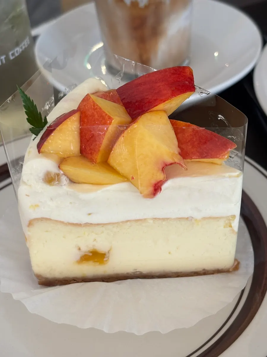 バスクチーズケーキの上の桃トッピング
