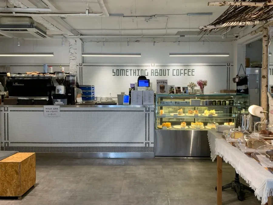 Spaciously arranged tables on the 1st floor