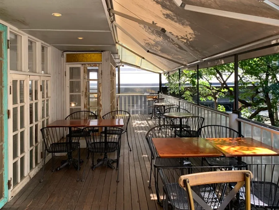 3rd floor space with classic-style windows