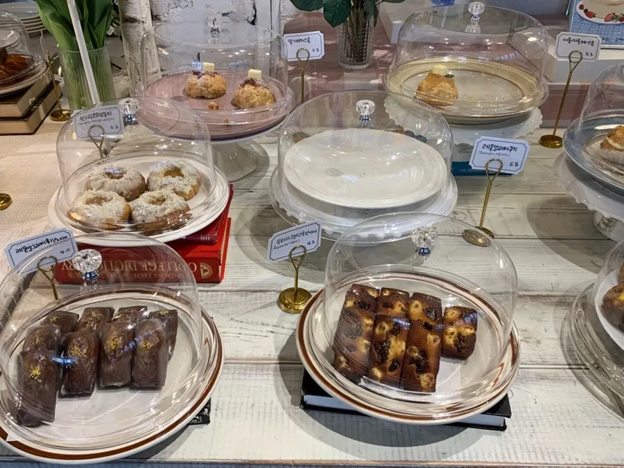 Display shelf with fig desserts