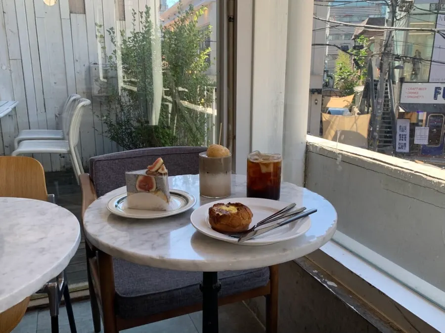 Iced Americano and hojicha choux milk tea