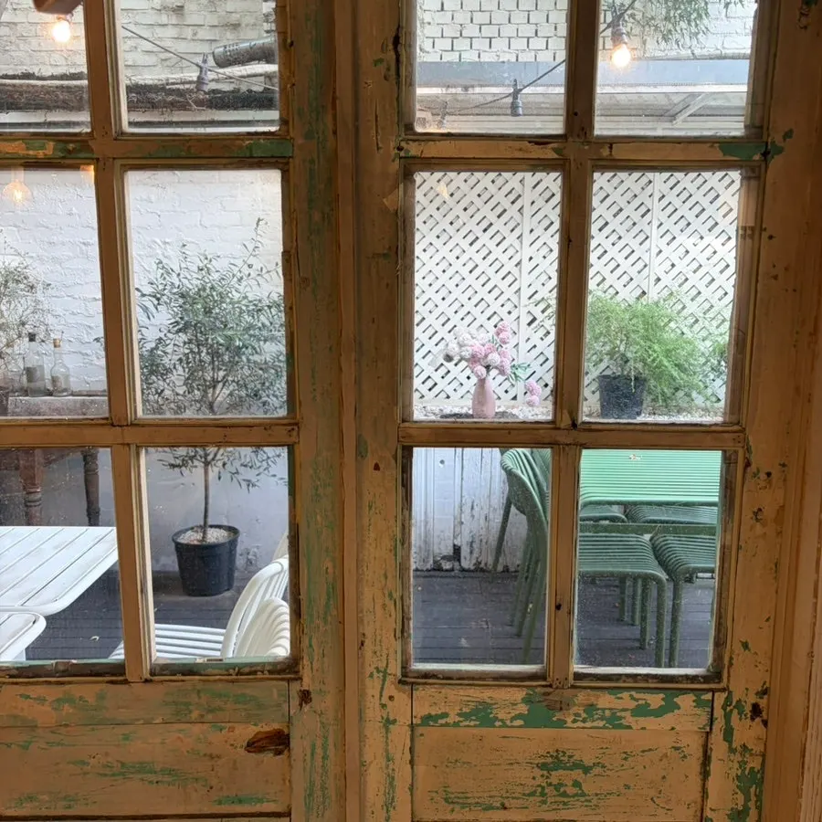 썸띵어바웃커피 테라스 자리 풍경