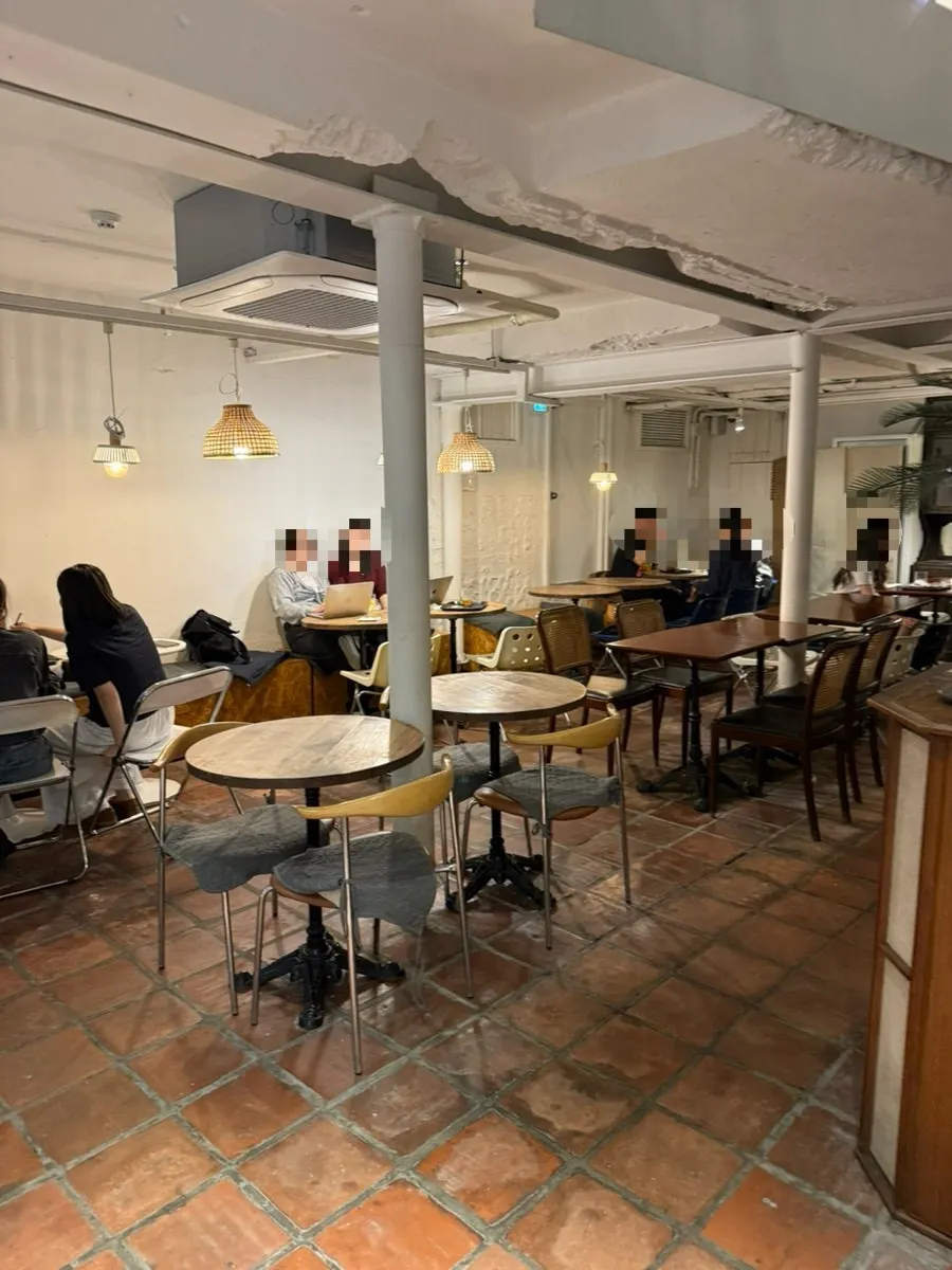 2인 테이블과 단체석이 놓인 1층 좌석
