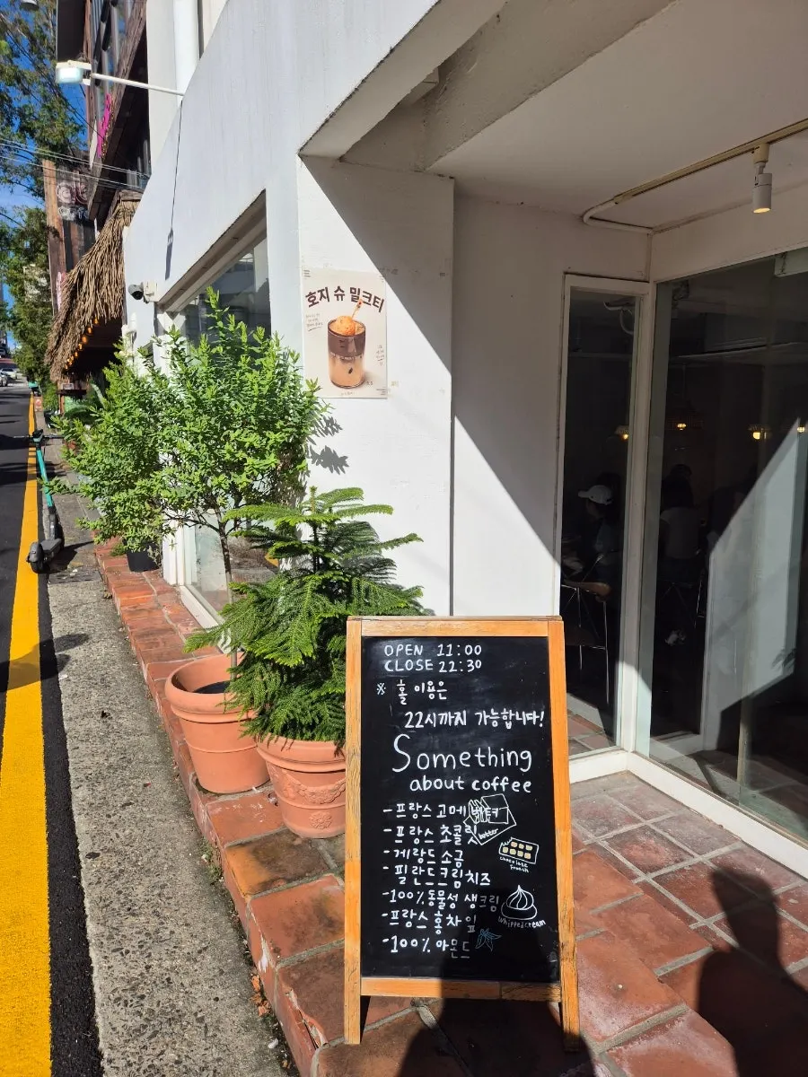 Papan panduan di pintu masuk Something About Coffee