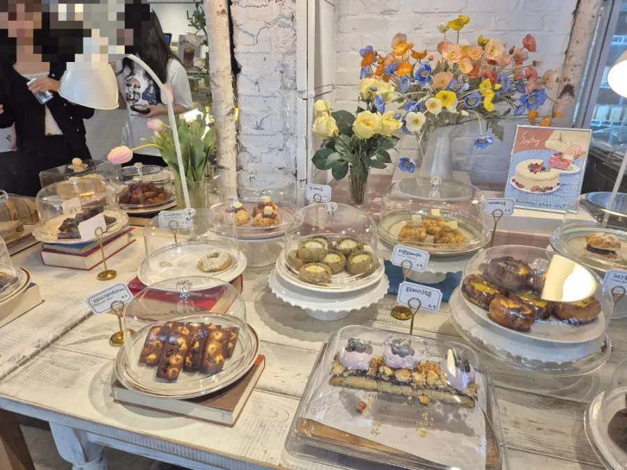 Showcase dessert dengan scone dan cookie