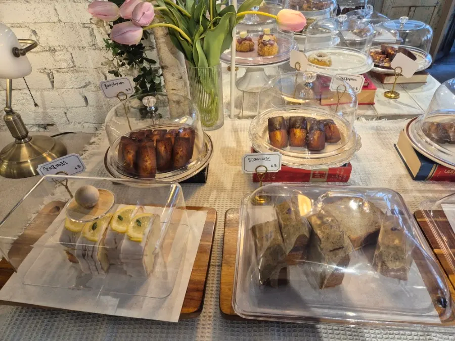 Pound cake dan financier ditutup penutup plastik