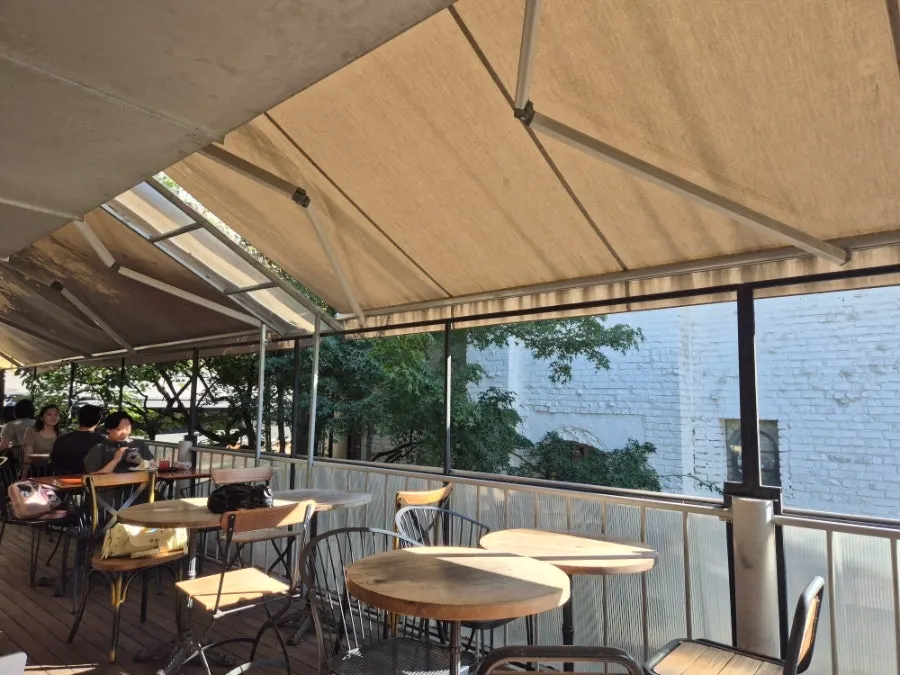 Tempat duduk terrace dengan jarak meja yang luas