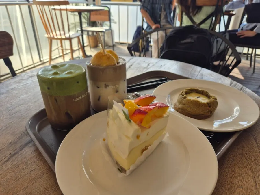 Empat jenis dessert dan minuman di atas meja terrace